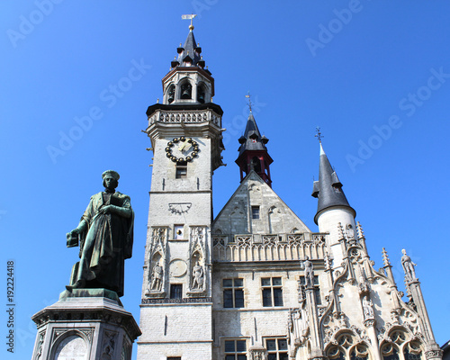 Fotografija The historic belfry and statue of Dirk Martens on the main market square in Aalst, a town in East Flanders, Belgium