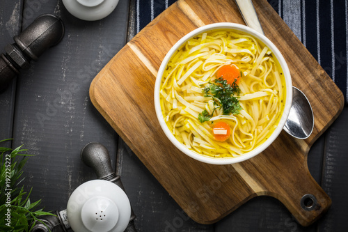 Foto Tasty meat broth with noodles.