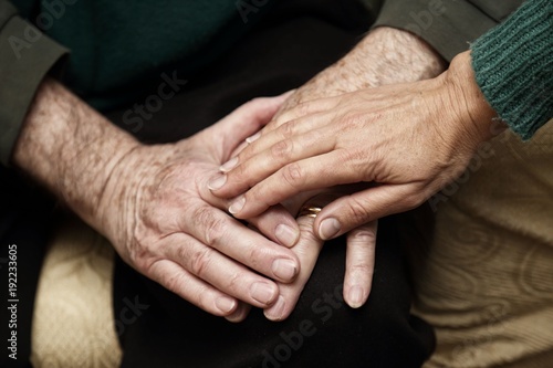 Conforto e sostegno a persone anziane photo