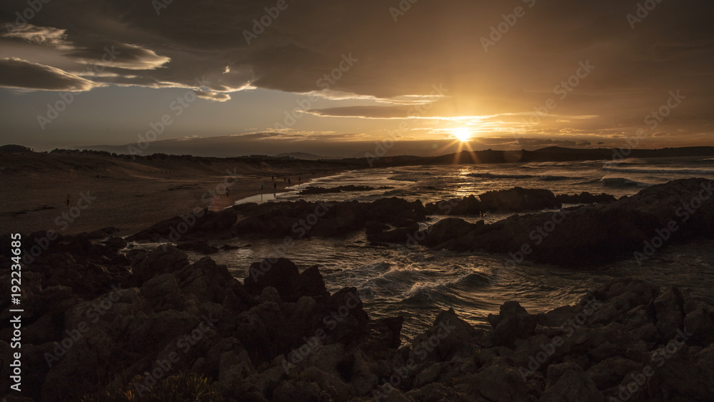 Puesta de sol en la Playa de Valdearenas, Liencres, Cantabria, España