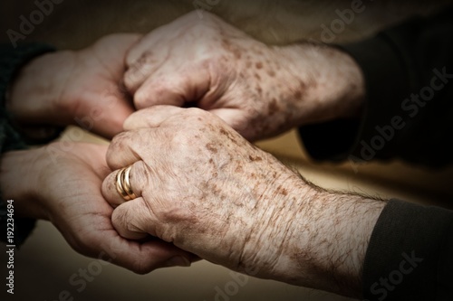 Dare forza e sostegno a persone anziane photo