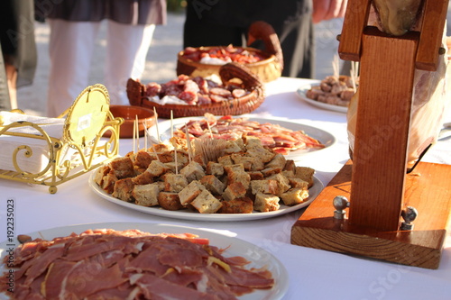 Prestation autour du jambon sec de montagne et tapas, table garnie mariage campagnard