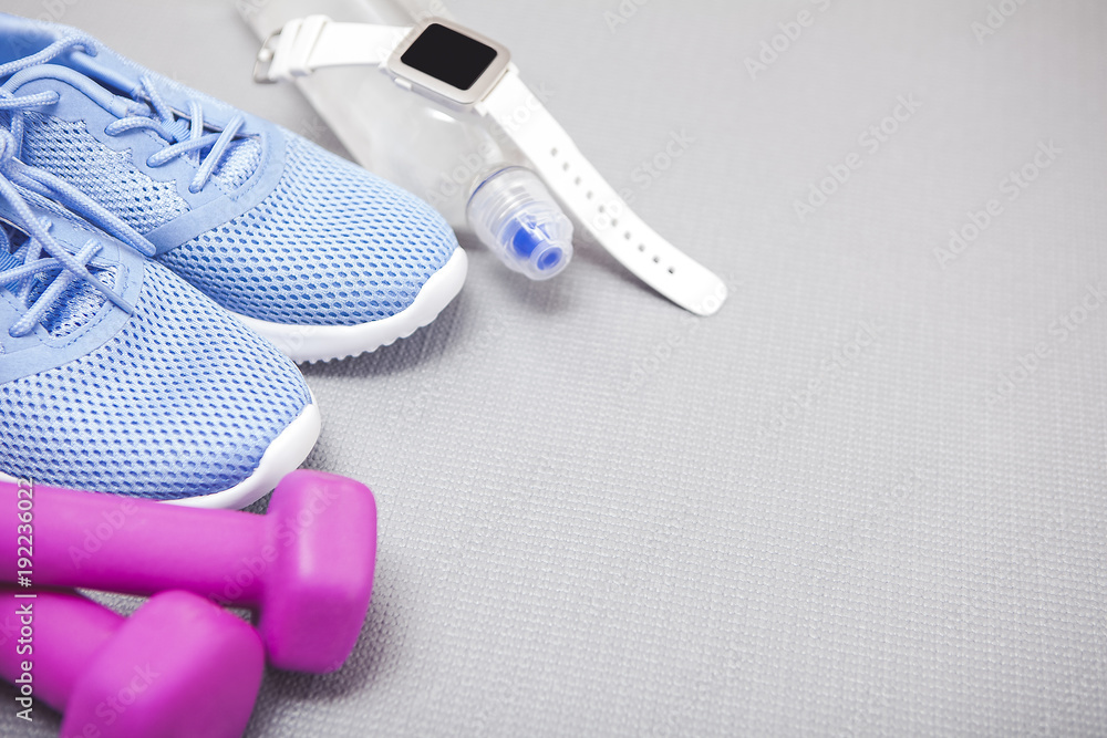 Smartwatch Fitness at Gym with Copy Space Smartwatch Fitness at Gym with Copy Space
