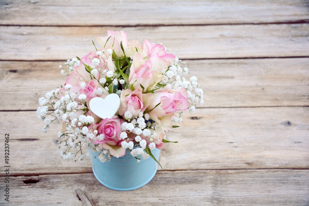Obraz premium Blumenstrauß - Rosen mit Schleierkraut
