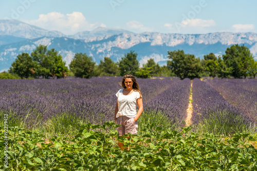 Frankreich, Provence-Alpes-Côte d'Azur, Baudinard-sur-Verdon, Lavendelfelder in der Hochebene von Valensole