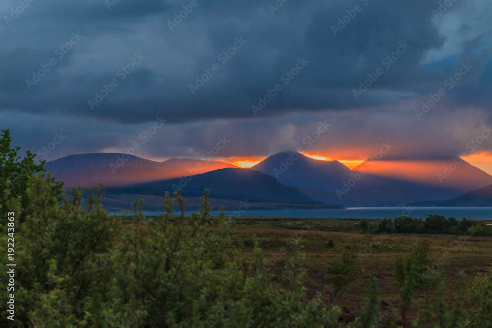 Aufnahme eines imposanten Sonnenuntergangs über den schottischen Highlands fotografiert im September 2014