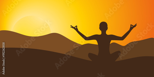 person meditiert bei sonnenaufgang berglandschaft