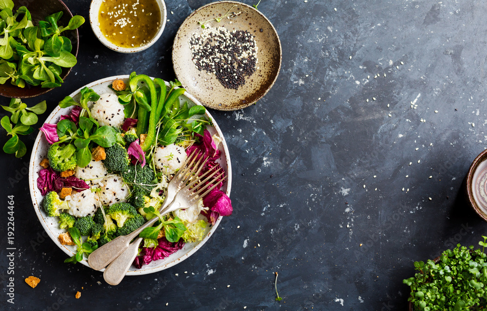 Plakat Świeża sałatka z ryż i warzywem na ciemnego tła odgórnym widoku z przestrzenią dla teksta. Zdrowe jedzenie.