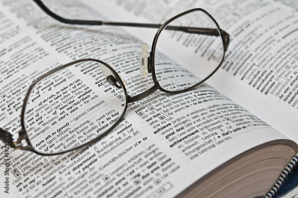 Wörterbuch mit Brille 