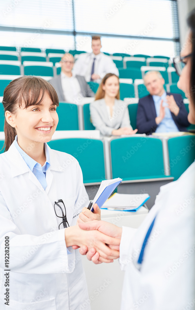 Dozentin gratuliert einer Medizin Studentin Dozentin gratuliert einer Medizin Studentin