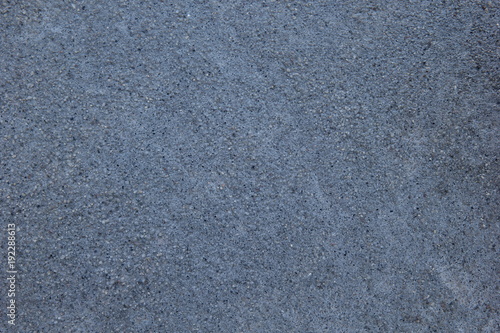 Blaugrauer Zement mit Kieselsteinen 