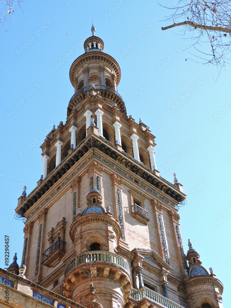 Detalle de las torres que flanquean Plaza España, Sevilla