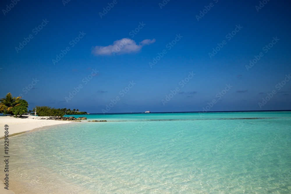 Traumhaftes Wasser und Strand Malediven Sun Island