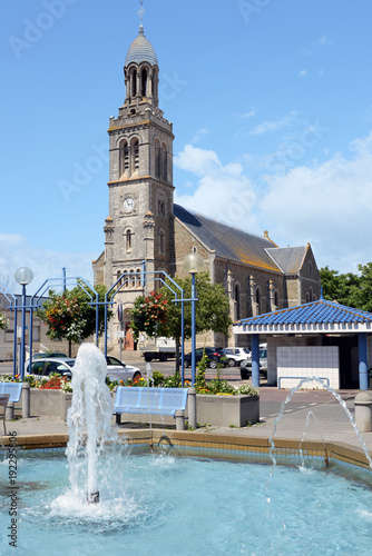 Platz mit Kirche und Brunnen in Saint Gilles Croix de Vie