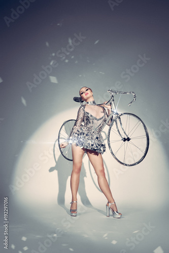 Photography sexy lady im spiegelkostüm  mit einem rennrad auf der schulter, welches aus spiegelkugeln besteht
