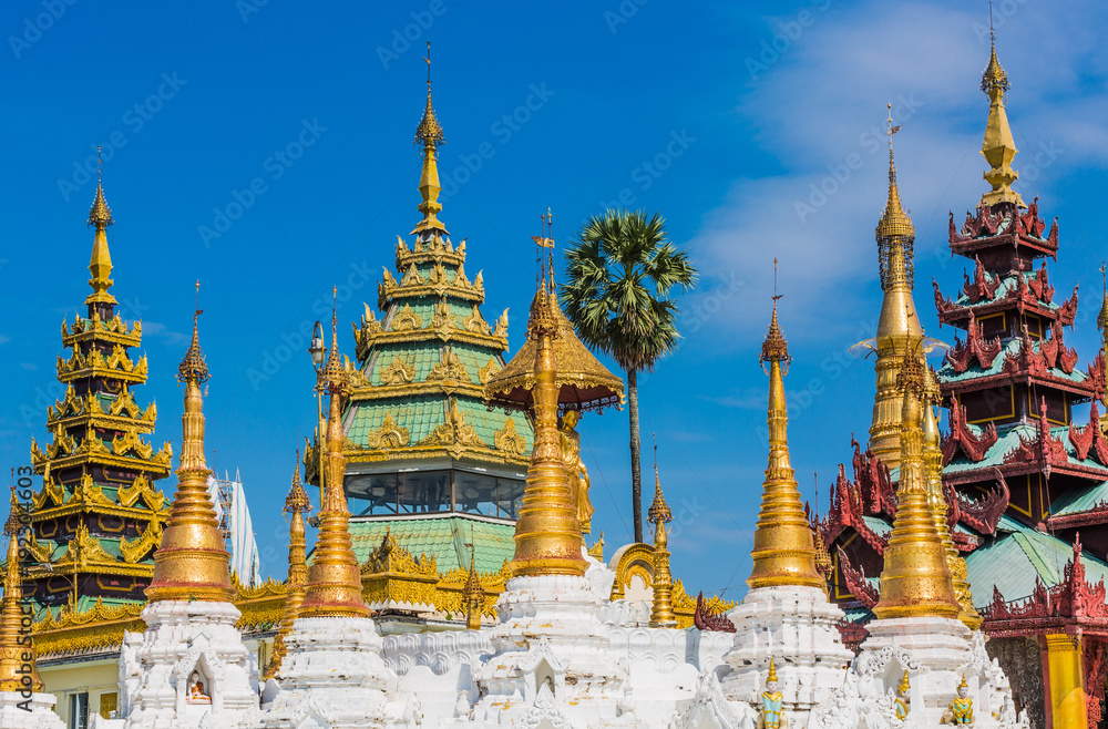 Fototapeta premium archictecture details of the Shwedagon Pagoda at Yangon (Rangoon) in Myanmar (Burma)
