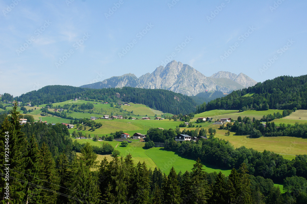 Landschaft oberhalb von Meran in Südtirol bei Hafling und Avelengo
