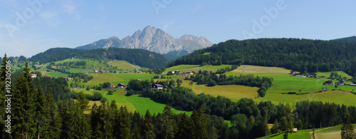 Panorama Landschaft oberhalb von Meran in S  dtirol bei Hafling und Avelengo  
