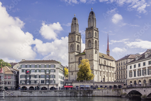 Historic Zurich center with famous Grossmünster Church, Limmat river and Zürichsee, Switzerland. Historisches Zentrum von Zürich mit der berühmten Grossmünsterkirche, Limmat, Zürichsee, Schweiz.