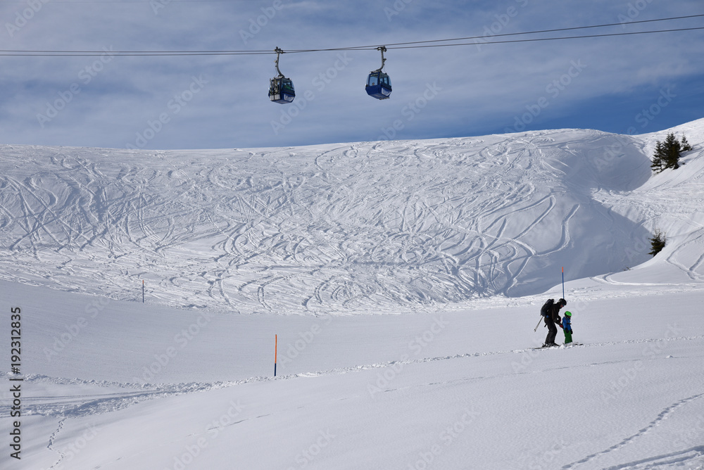 Pistes de ski et télécabines à Lenk dans l'Oberland bernois en Suisse Pistes de ski et télécabines à Lenk dans l'Oberland bernois en Suisse