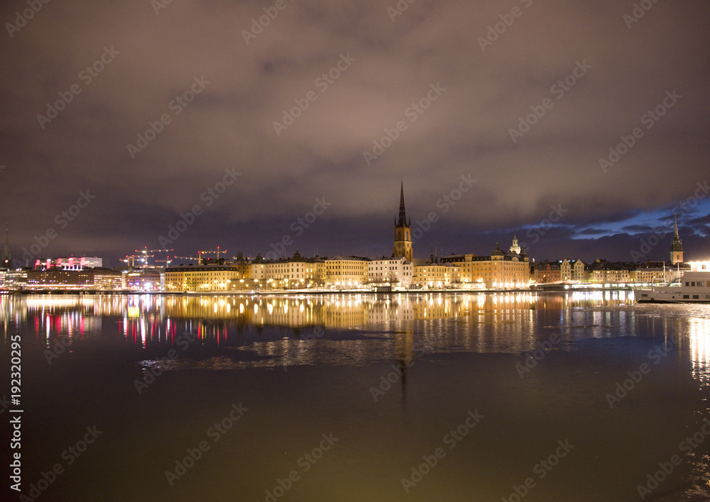 Fototapeta premium Landmarks an houses at the island Riddarholmen at the lake Malaren in Stockhlom a cold winter morning