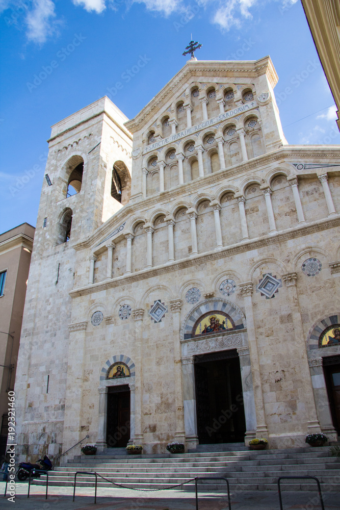 CAGLIARI, ITALIA - NOVEMBRE 11, 2013:  La cattedrale di Santa Maria Assunta e di Santa Cecilia  del quartiere storico Castello - Sardegna