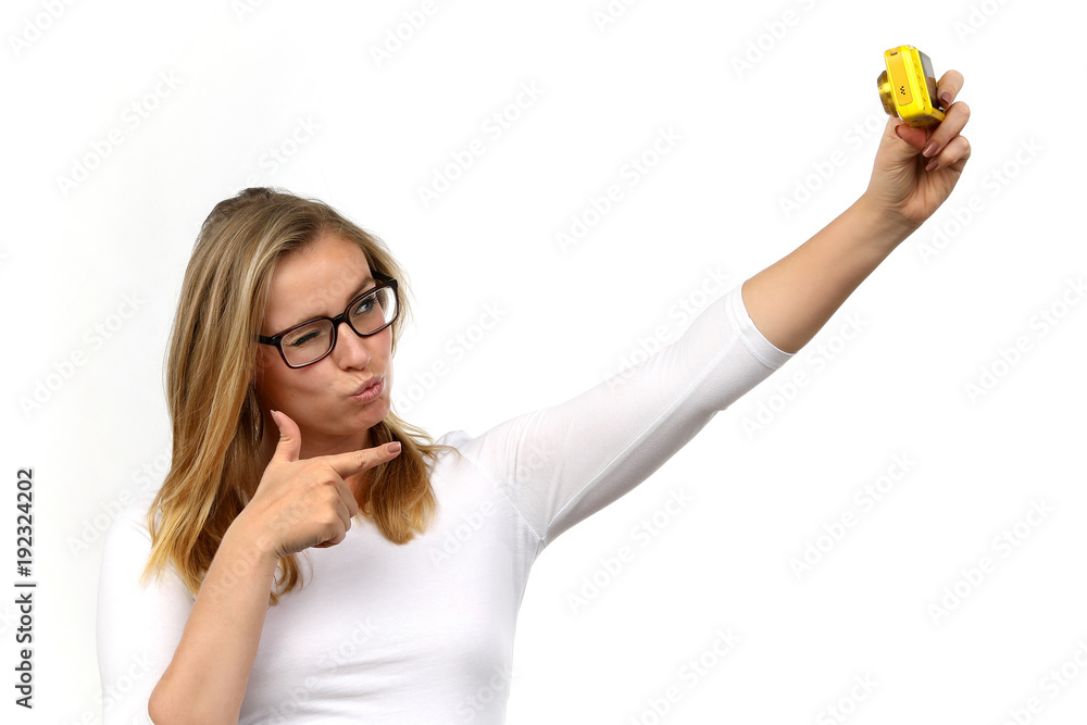 Hübsche blonde Frau mit Brille fotografiert sich selber Hübsche blonde Frau mit Brille fotografiert sich selber