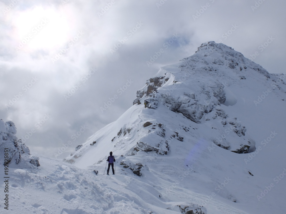 Fototapeta premium Alpiniste en montagne et raquette