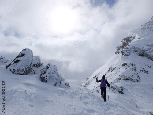 Alpiniste en montagne et raquette