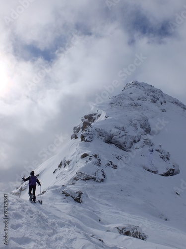 Alpiniste en montagne et raquette © Ourson+