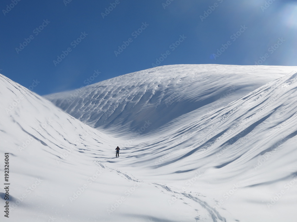 Le Puigmal en neige dans les pyrénées Orientales, Randonneur en ski de randonnée dans la montagne