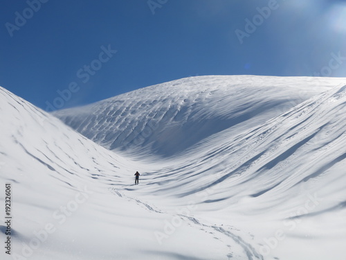Le Puigmal en neige dans les pyrénées Orientales, Randonneur en ski de randonnée dans la montagne