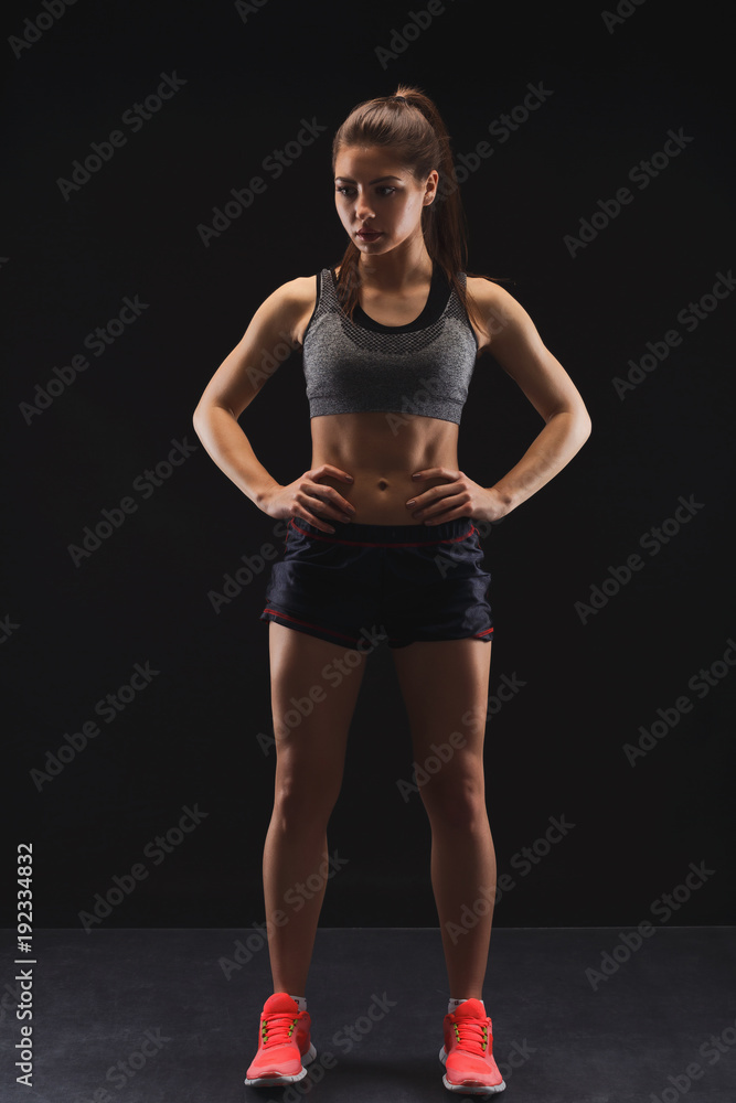 Obraz premium Athletic woman preparing for training