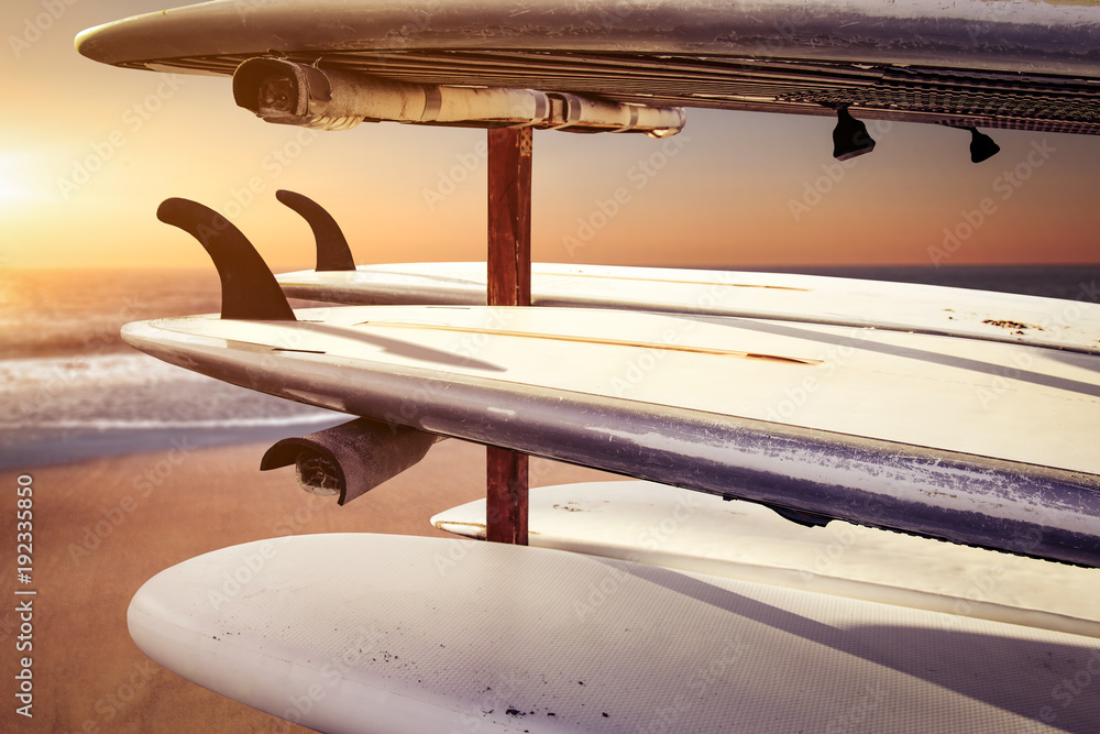 Naklejka premium deska surfingowa pod produkt reklamowy lub tekst 