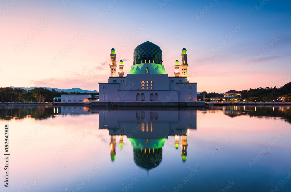 Obraz premium blue hour sunrise at floating mosque Kota Kinabalu, Sabah Malaysia.