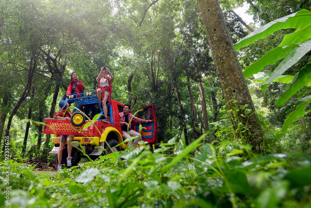 Obraz premium Group of Young Asian Camper Enjoy adventure Trave