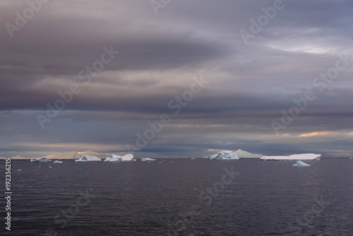 Fototapeta Naklejka Na Ścianę i Meble -  Antarctic landscape with sea and mountains