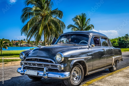 Schwarzer amerikanischer Oldtimer parkt in Varadero nahe des Strandes Kuba - HDR - Serie Cuba Reportage