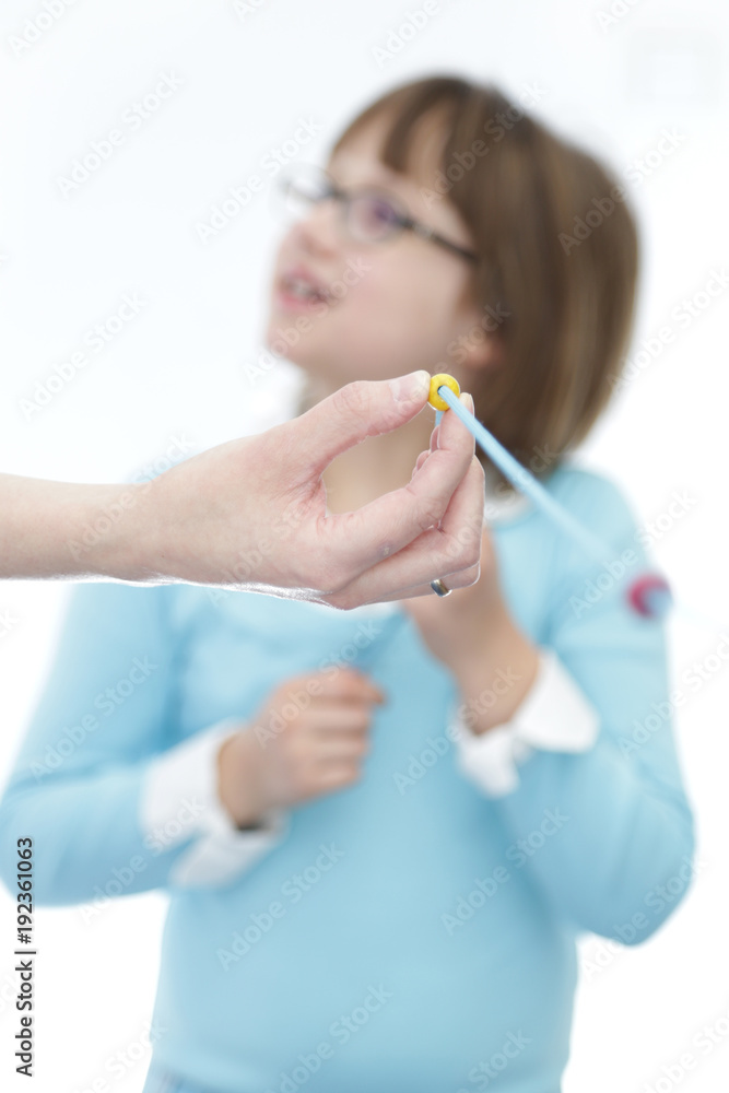 Terapia wzroku. Mała dziewczynka w klinice optometrii. 