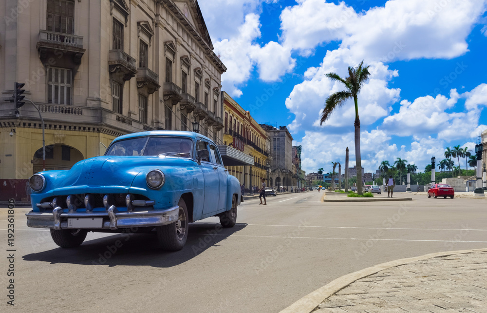 Blauer amerikanischer Oldtimer fährt auf der Hauptstrasse durch Havanna City Kuba - HDR - Serie Kuba Reportage