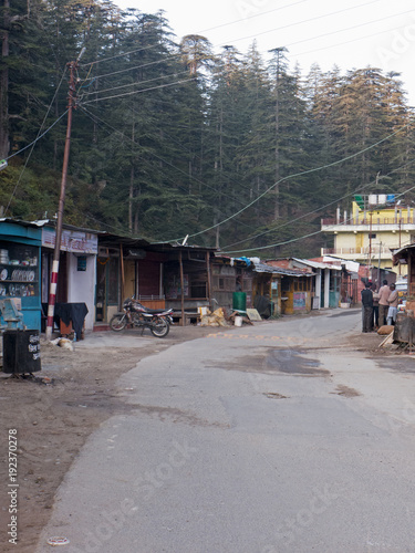Schmale Geschäftsstraße mit kleinen Läden in Jageshwar, Uttarakhand, Indien