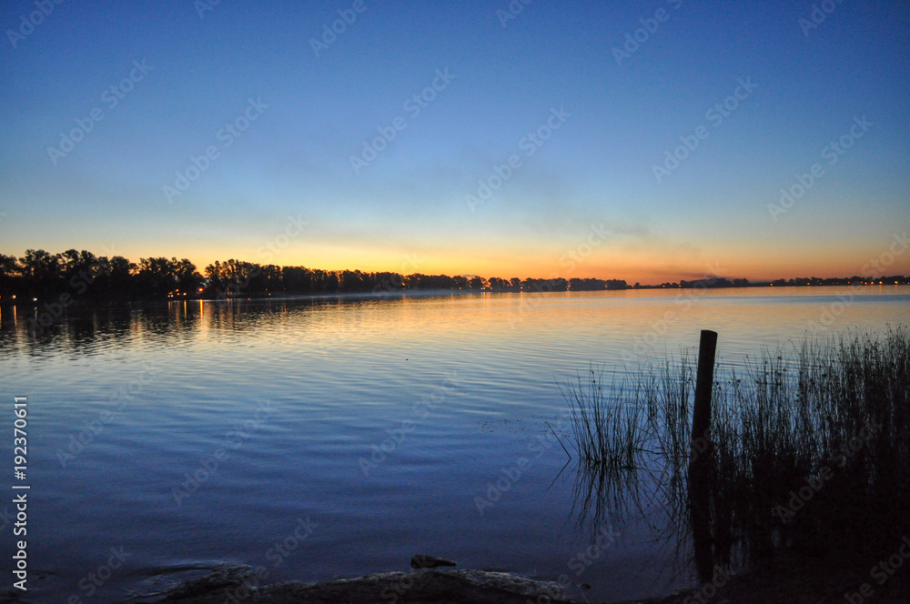 Crepúsculo en el lago
