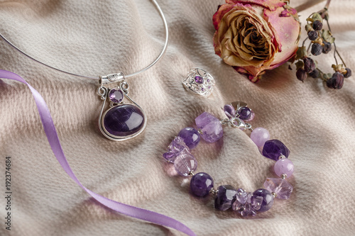 сиреневый браслет и лжерелье из драгоценных камней с засушенным цветком розы 