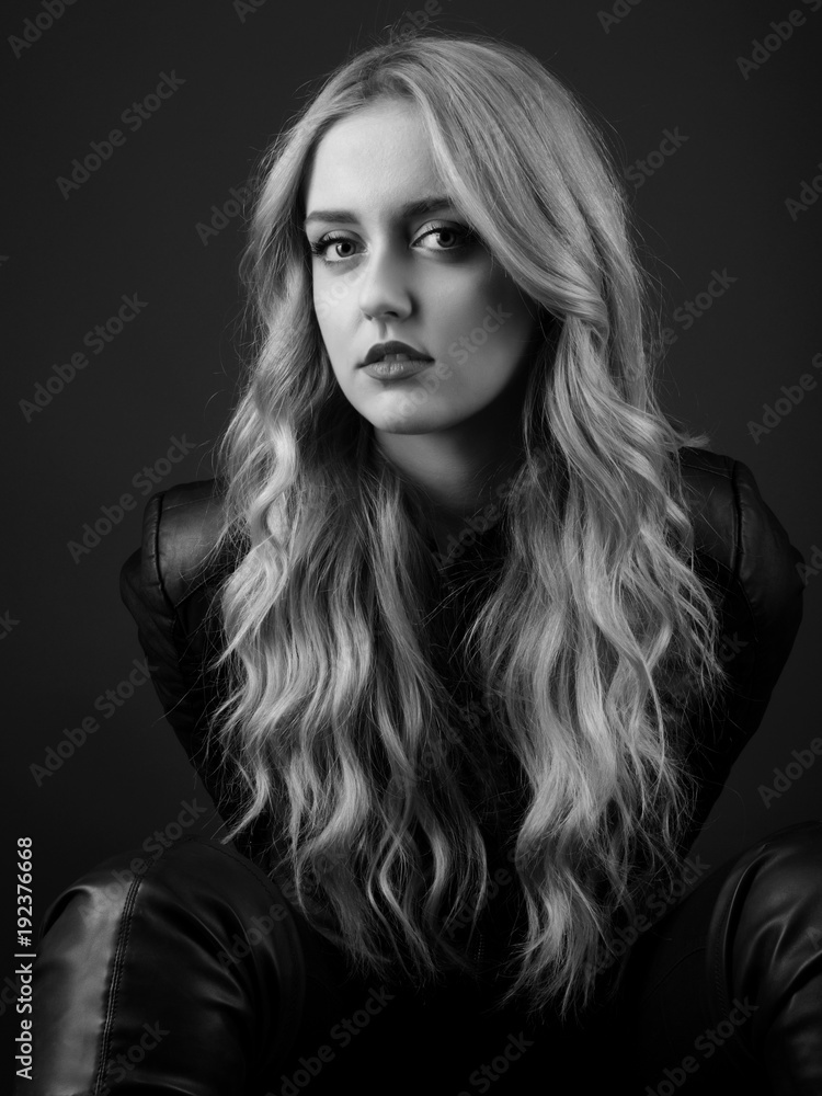 Belle femme blonde isolé sur fond noire Belle femme blonde isolé sur fond noire
