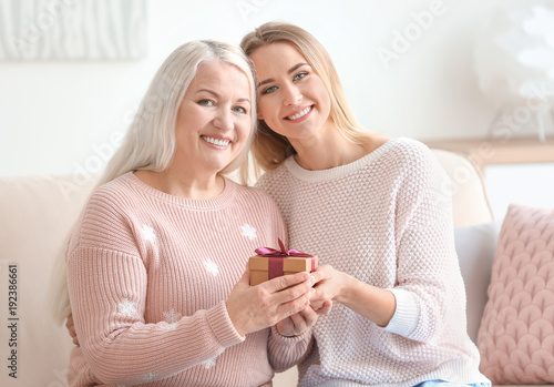 Young daughter and mother w...