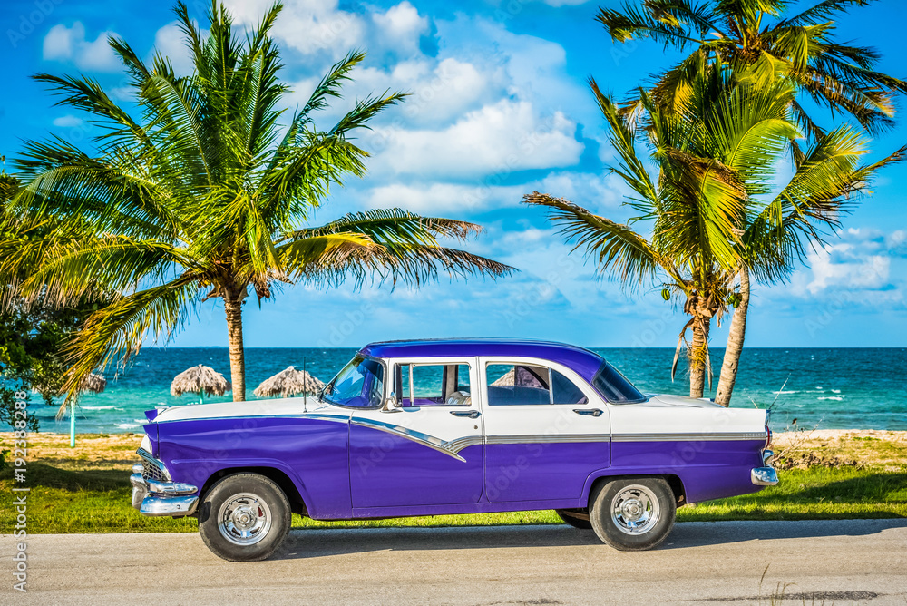 Amerikanischer blau weisser Oldtimer parkt am Strand auf dem Seitenstreifen nahe Havanna Kuba - HDR - Serie Cuba Reportage
