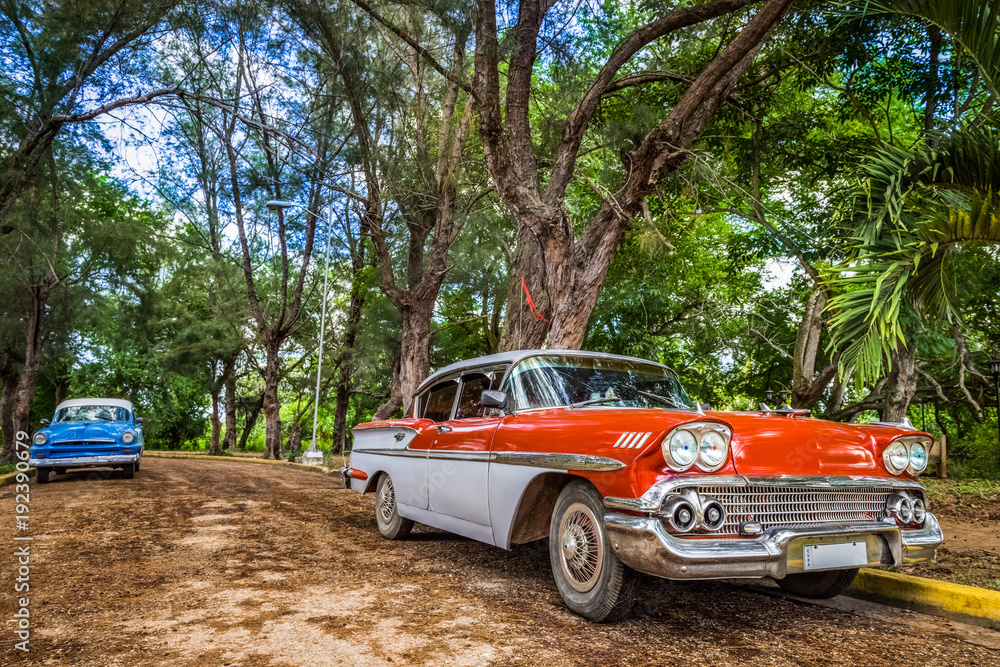 Rot weisser amerikanischer Oldtimer parkt in Santa Clara Kuba - HDR - Serie Cuba Reportage 