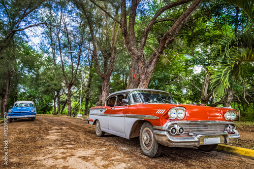 Rot weisser amerikanischer Oldtimer parkt in Santa Clara Kuba - HDR - Serie Cuba Reportage  © mabofoto@icloud.com