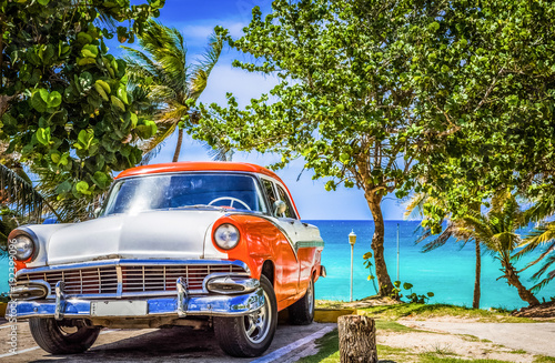 Amerikanischer weiss orange farbender Oldtimer parkt am Strand von Varadero Kuba - HDR - Serie Cuba Reportage