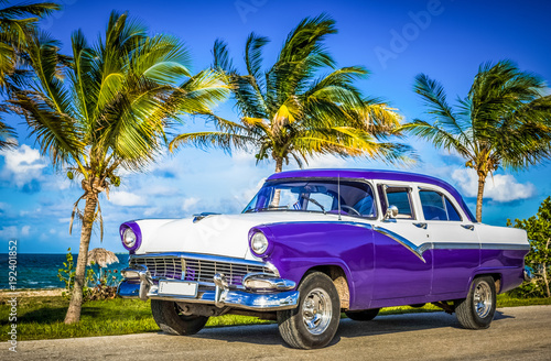 Amerikanischer blau weisser Oldtimer parkt am Strand auf dem Seitenstreifen nahe Havanna Kuba - HDR - Serie Cuba Reportage © mabofoto@icloud.com